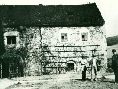 Komárovský zámek před zbouráním (1888)