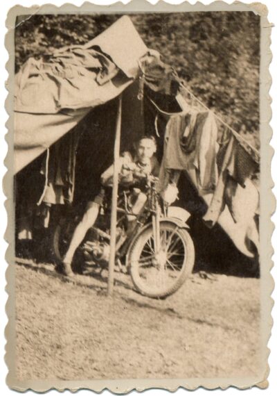 Zdirad Mraček na bratrově motocyklu (1946)